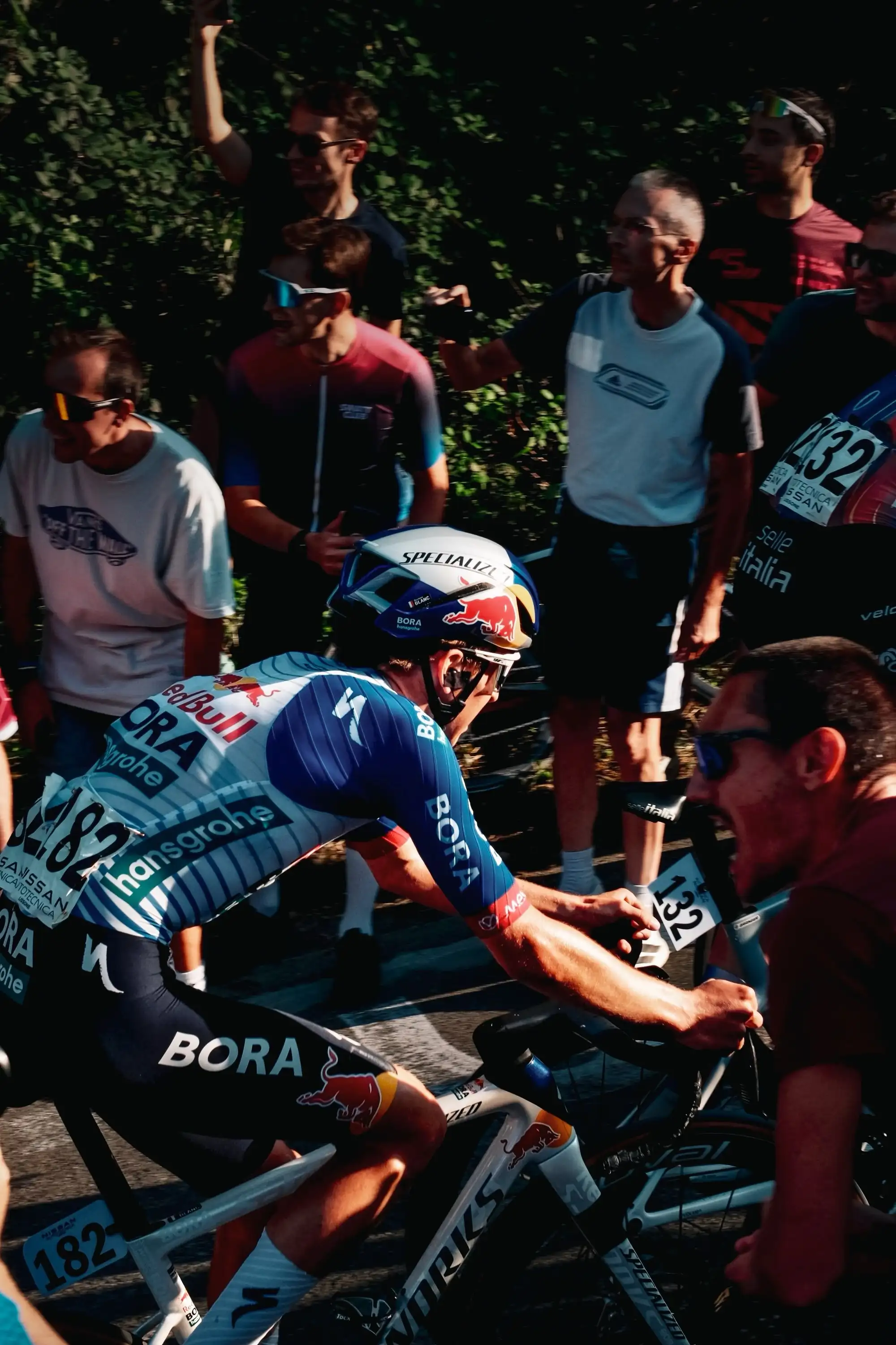 Gustave Blanc, coureur U23 Red Bull-BORA-hansgrohe Rookies, en course au milieu du public