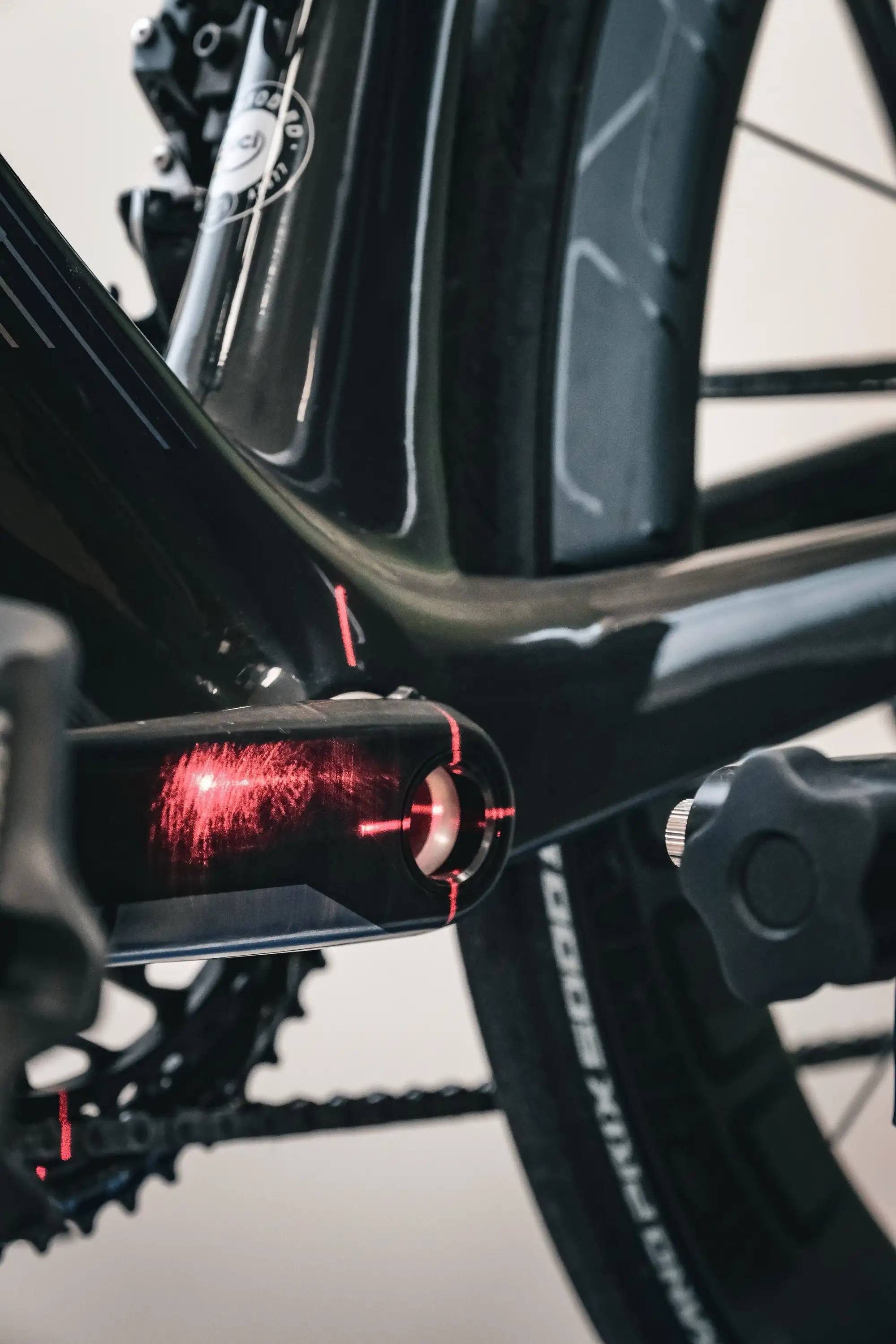 Détail du réglage d’un vélo de route pendant un bike fitting