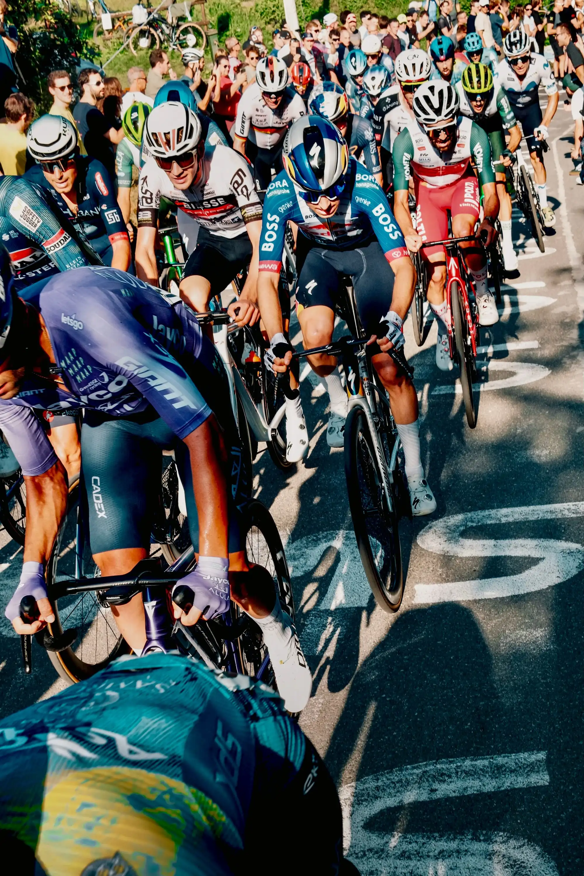 Peloton en course, coureurs U23