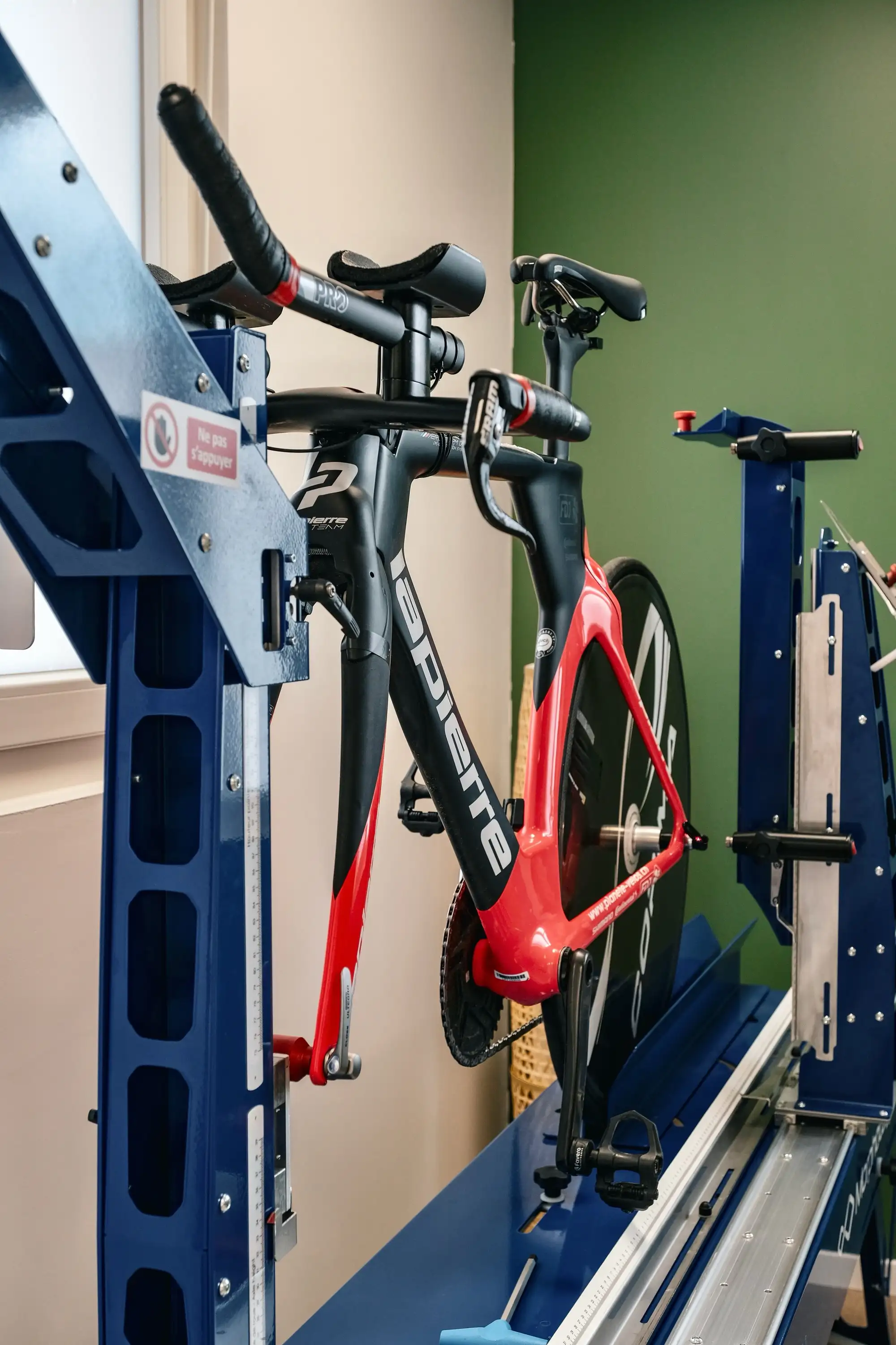 Bike fitting près de Chambéry et Aix-les-Bains : cycliste sur home trainer au cabinet de Viviers-du-Lac